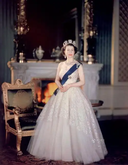 【转载】从高颜值少女到银发老人:英国女王的标准相册