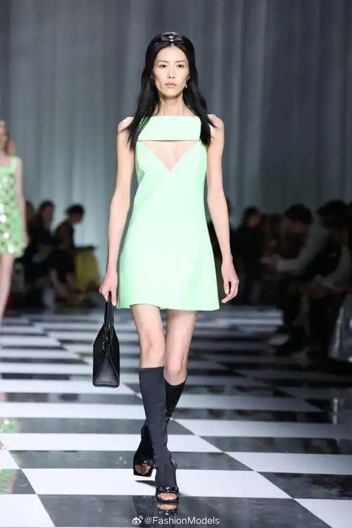 刘雯#看完gucci秀后,又火速赶场走秀,在versace秀场化身"复古俏芭 ""