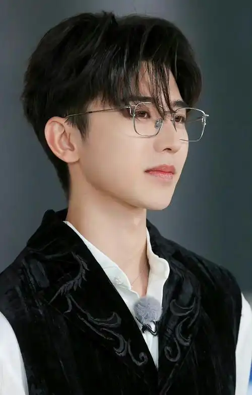 蔡徐坤说今晚见今天的黑白套装加金丝眼镜造型好帅呜呜呜