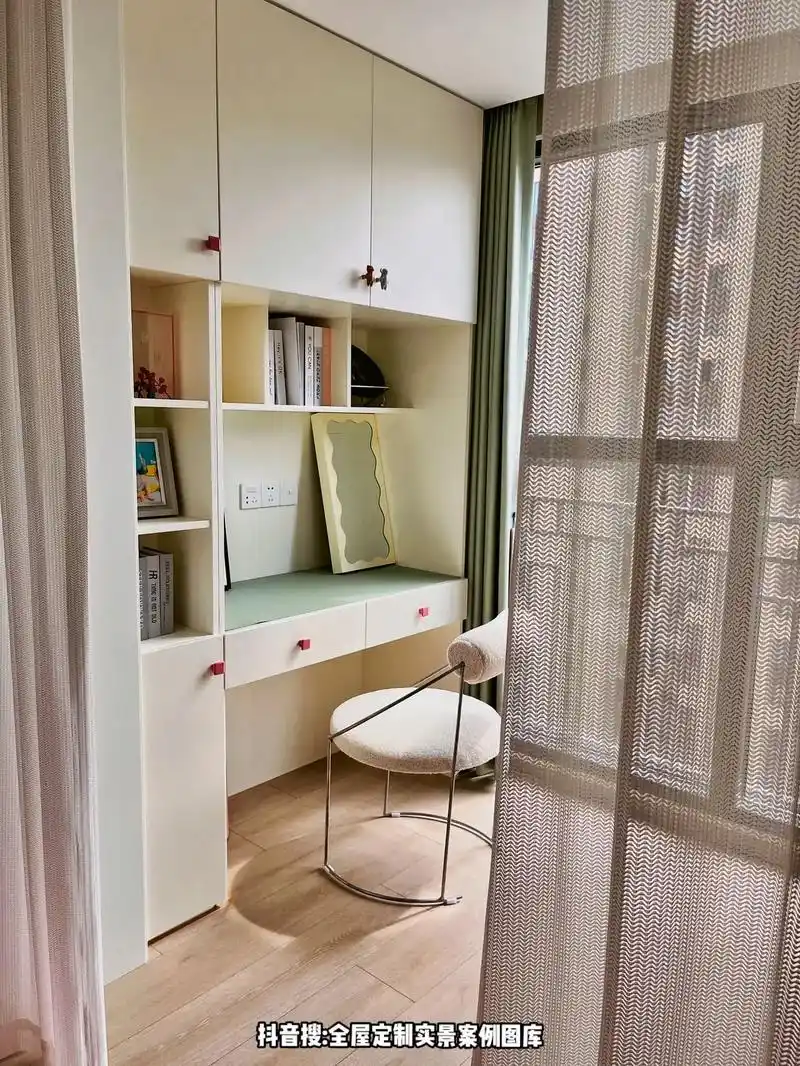 阳台放书架书桌,秒变书房,好看还实用.书桌柜在现代家庭生活中 - 抖音