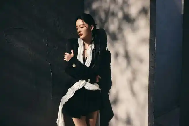 李沁暗夜千金妆##李沁飘带短裤西装