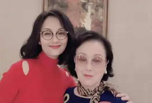 "儿子"是当红明星,女儿是奥运冠军,55岁的她堪称人生赢家_李颖_生活