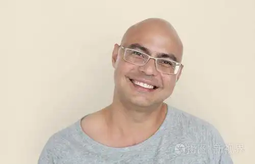 微笑光头男人