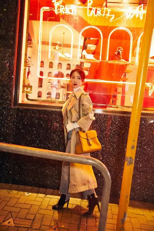 针织衫,锁骨微露,大方优雅中带着一丝小性感,复古色不规则牛仔裤搭配