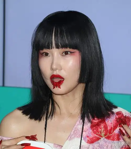 黄龄红唇咬蝶魅惑十足露香肩秀锁骨