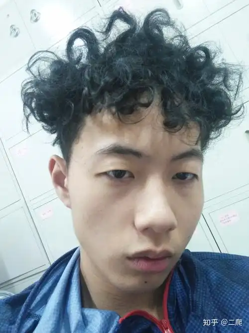 男生头发自然卷怎么办呢应该理一个什么样的发型