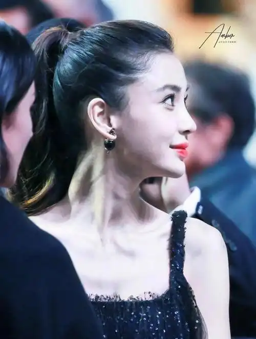 屡次被网友拿整形一事来说,特别是以往那些angelababy丑照,总是会被拿