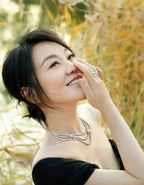 闫妮飞天奖活动造型写真大片曝光,一袭薄纱黑裙尽显优雅气质_长裙