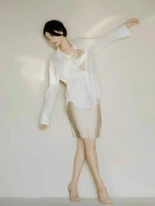 王菲奔五后魅力不减裹香槟色吊带裙露美腿走秀款身材太难得