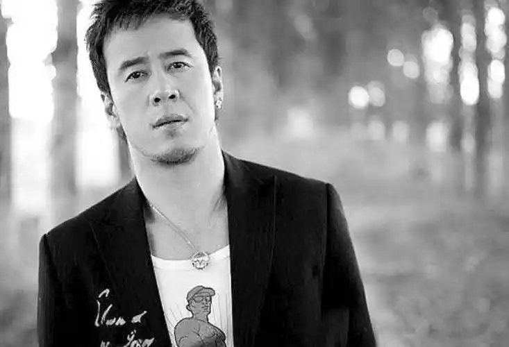 《闪光的乐队》收官之夜,杨坤唱新歌怀念去世女友,她是谁_白雪公主