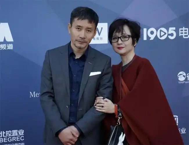 江珊再婚6年的老公居然是我们熟悉的他穿西装衬衫太有男人味