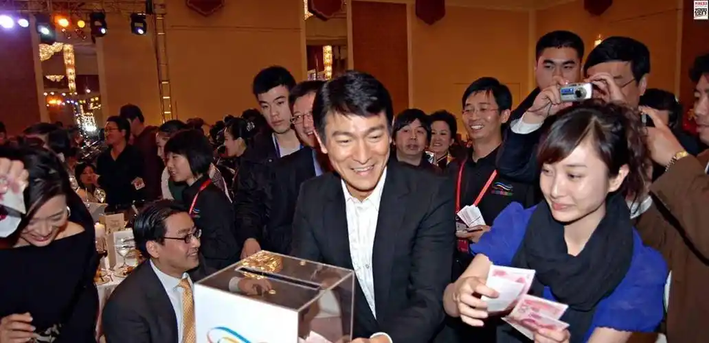 2006年,刘德华为香港学童护眼大行动捐款10万元,随后又捐款2500万元