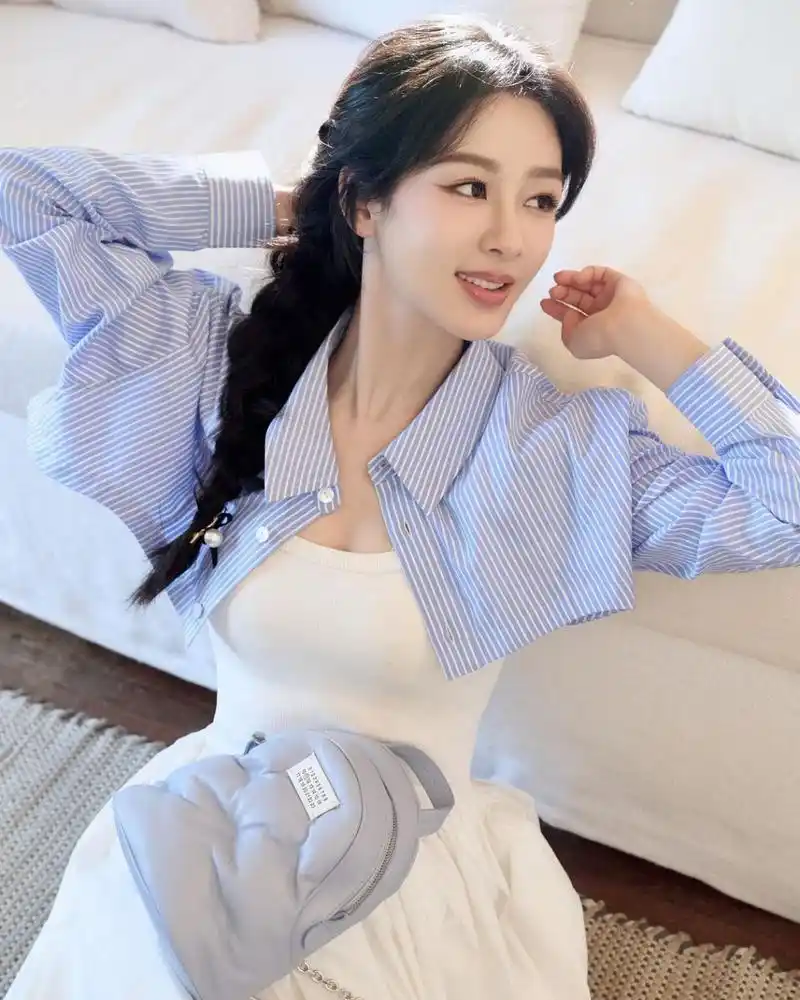 周末心情大好,随性自然. #明星穿搭# #明星动态# #杨紫