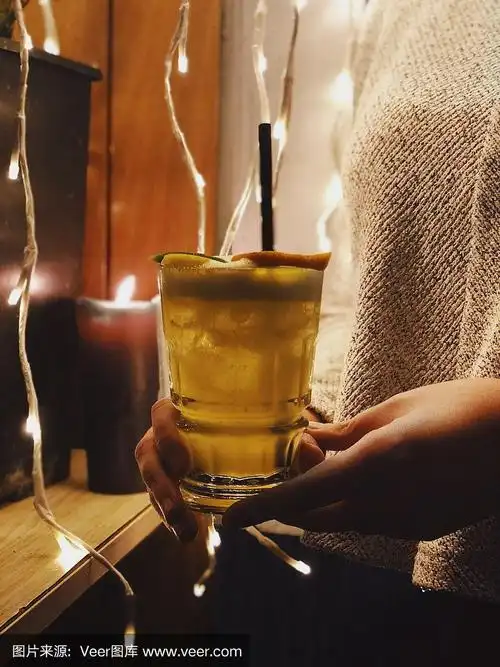 晚上手握鸡尾酒杯的女人