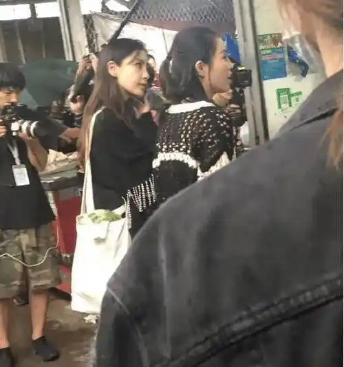 baby逛菜市场时被偷拍,未p图的腿超亮眼,身高确定是168?