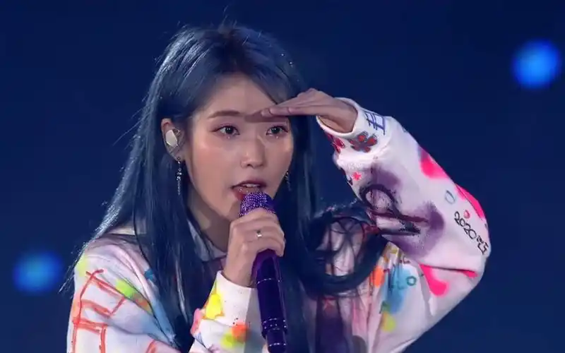 【iu (李知恩 )】 绝美现场《hold my hand》知恩真的太美啦.