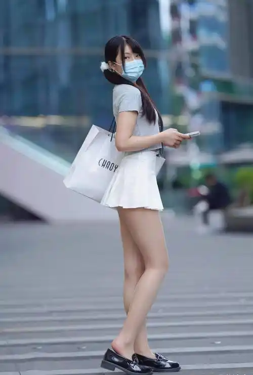 百褶裙算是一款公认的减龄单品,也就是不管小姐姐具体是多大的年纪