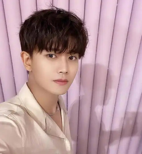 当红男星任嘉伦写真合集阳光帅气绅士风度