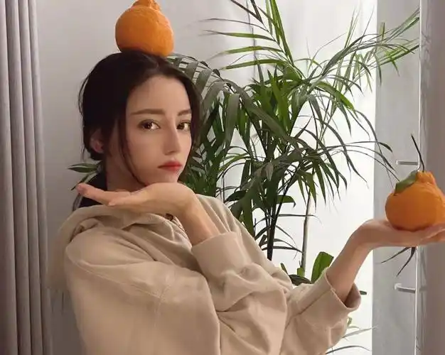 《安乐传》热巴下班自拍,手捧橘子搞怪卖萌,生图状态绝绝子 - 明星网