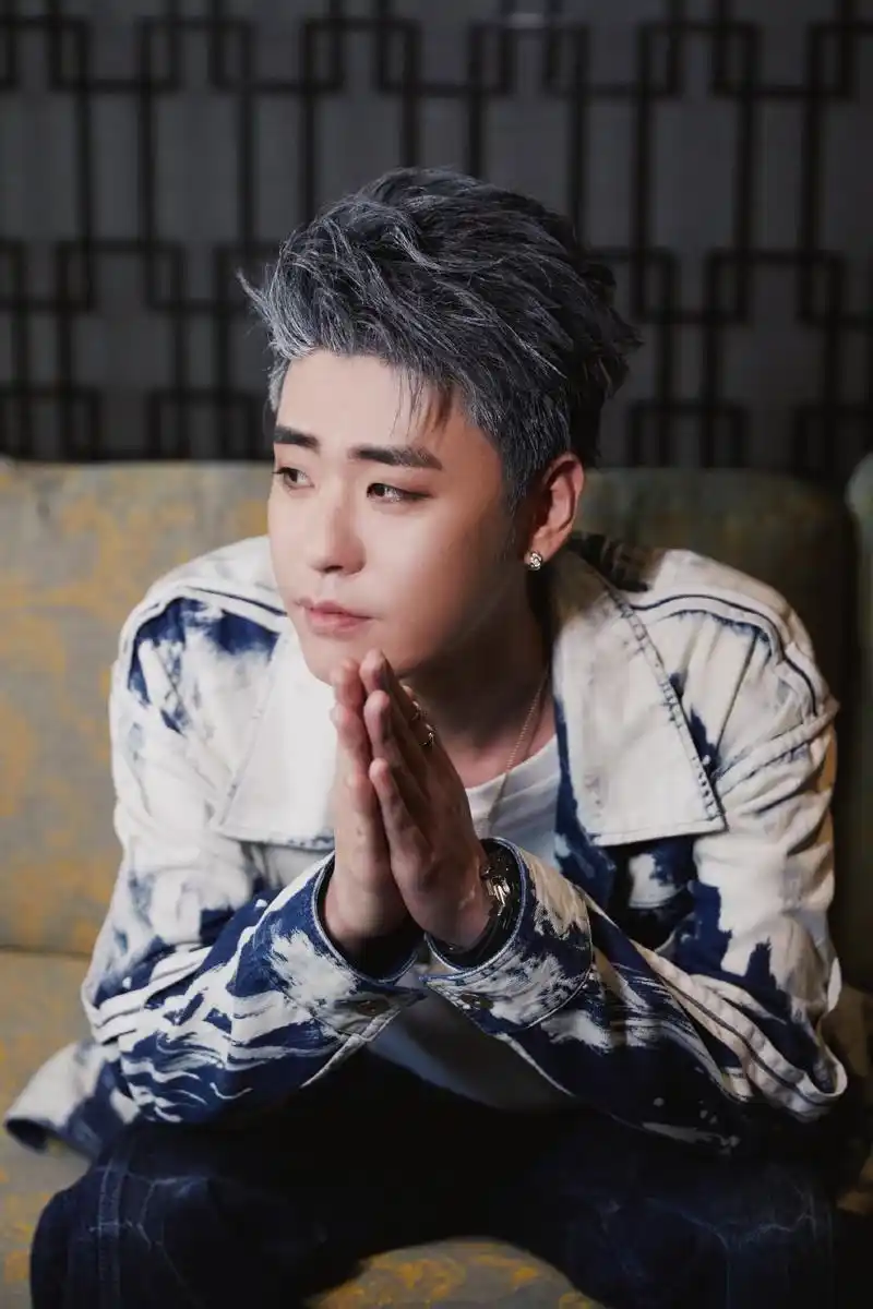 [张云雷][新闻]210503 张云雷灰发造型惊喜亮相国潮音乐节 绿海乐队与