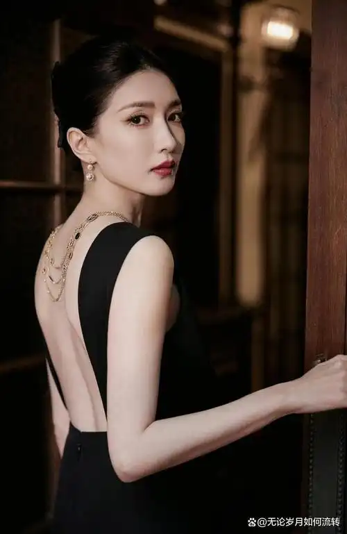 江疏影穿露背黑裙秀曼妙身材!肤白貌美大长腿性感撩人