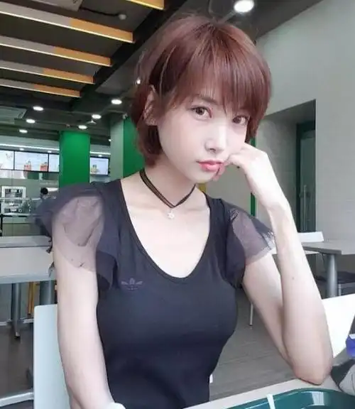 发量多的妹子,这款个性的短碎发在适合不过,层次不齐蓬松自然,活泼