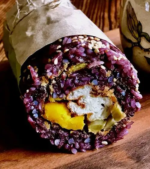 小白菜馆做的黑米粢饭团