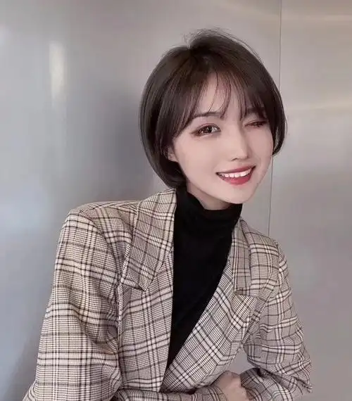 齐肩短发又称锁骨发,也是非常火爆的一种短发发型.