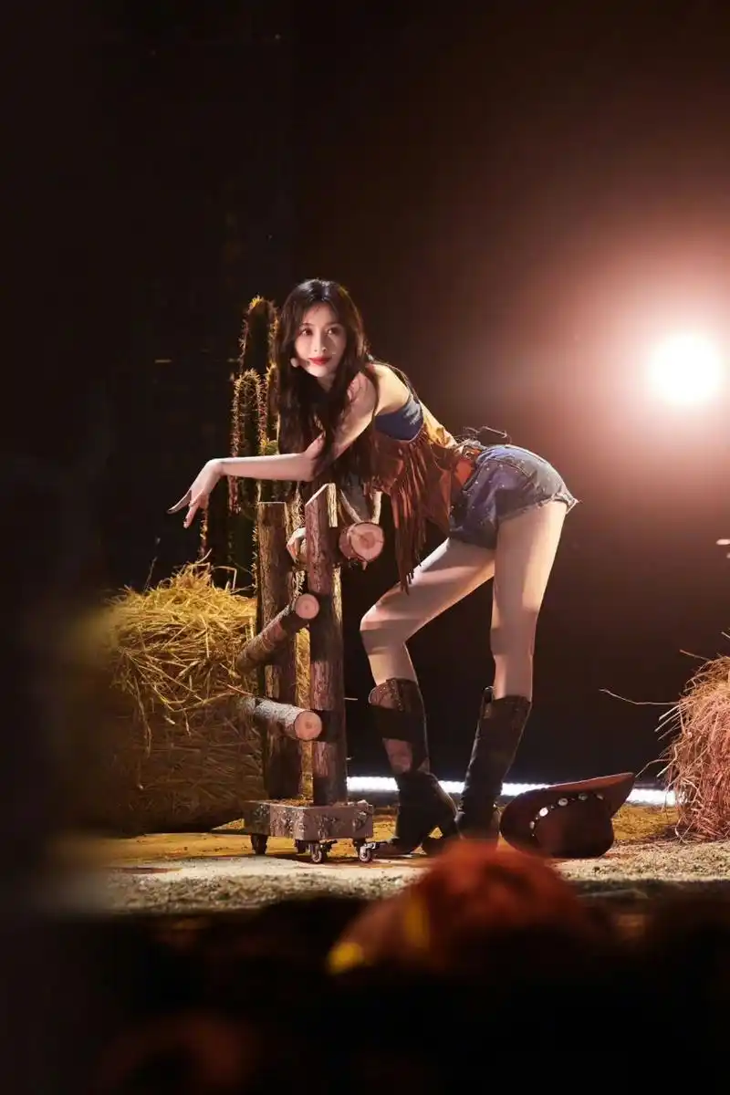 张俪乘风破浪穿牛仔短裤流苏潇洒甩起,满屏大长腿!