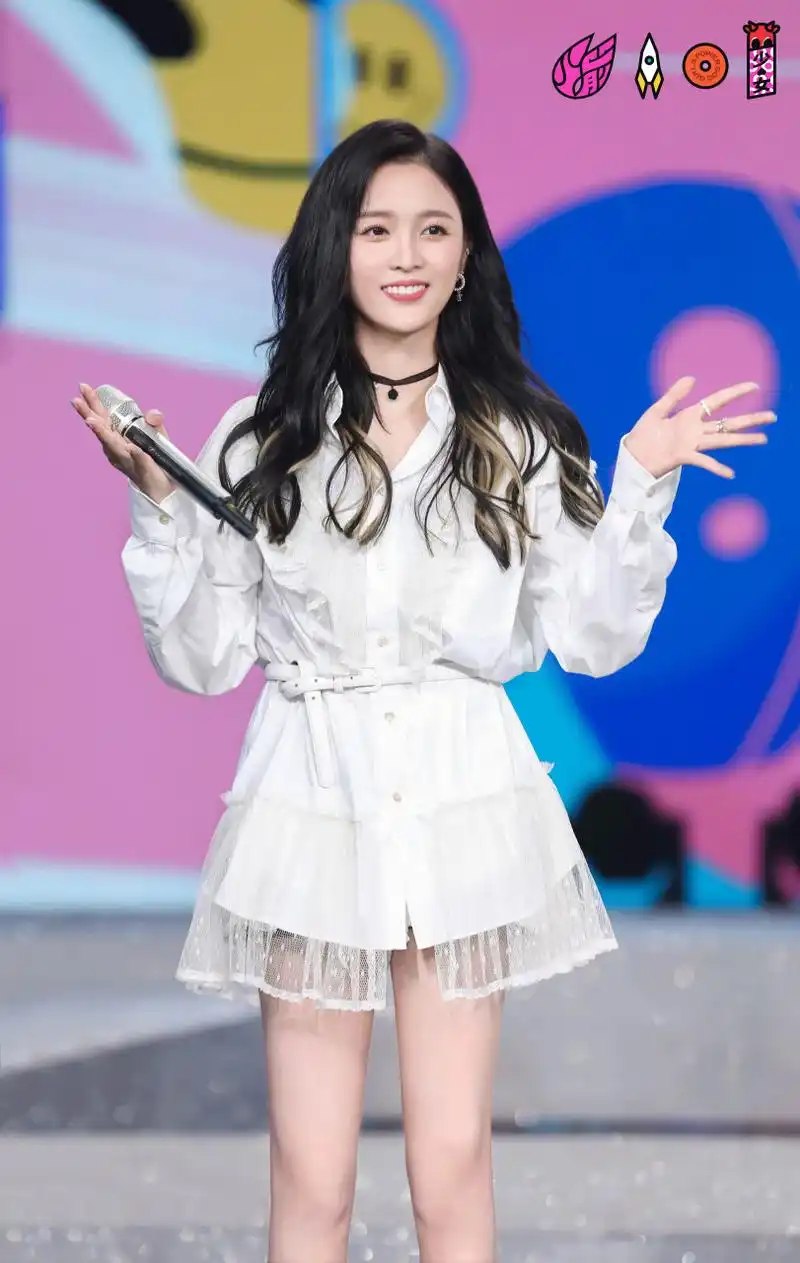 火箭少女101#  吴宣仪 蕾丝衬衫裙,长腿美少女 听说吴宣仪朋友圈即将