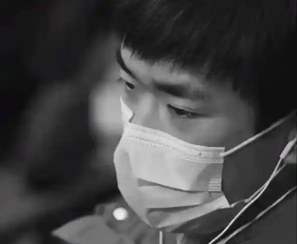 原创易烊千玺最新电影预告口罩下的泪惹人心疼周迅竟是女主角