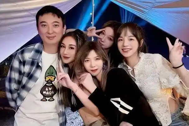 原创王思聪新恋情疑似曝光带女生到高档餐厅共进晚餐情侣装很亮眼