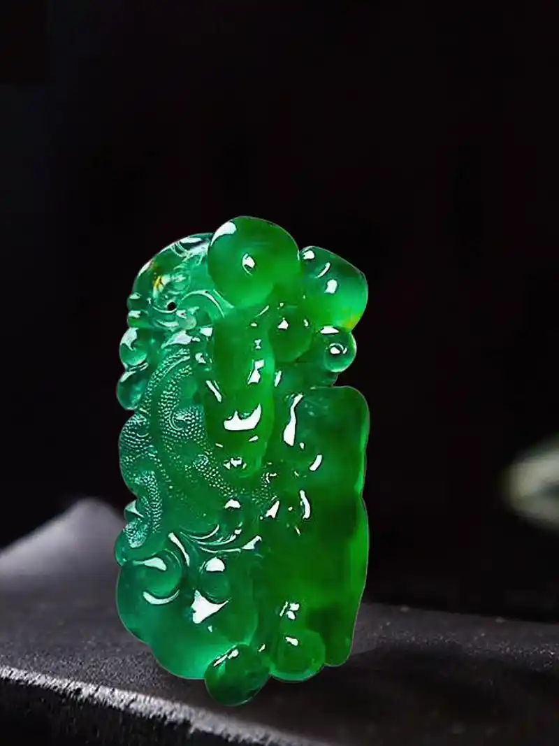 两只天然翡翠玻璃种手镯为何相差百万之多