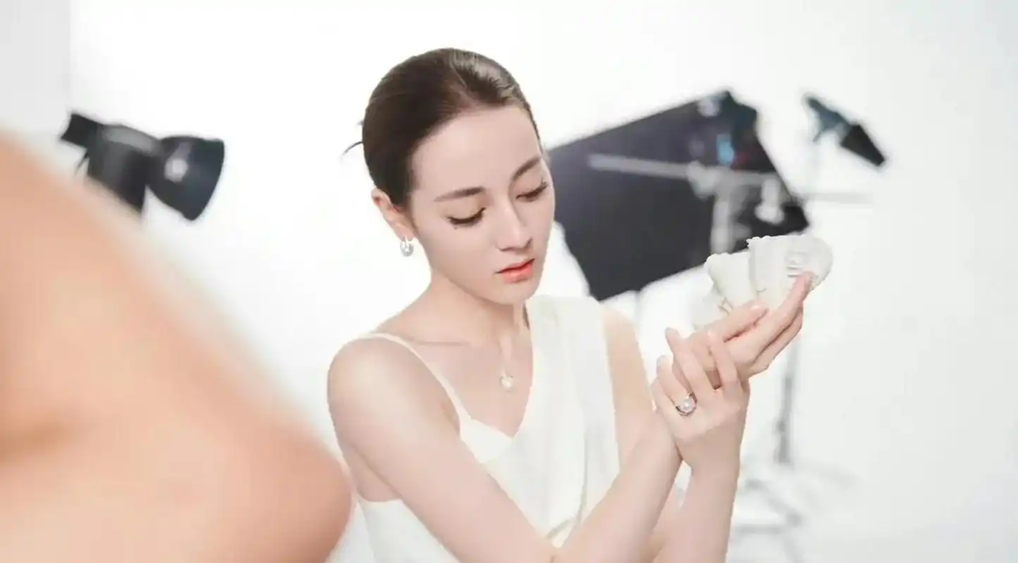 迪丽热巴穿戴平价珍珠项链,美丽动人!