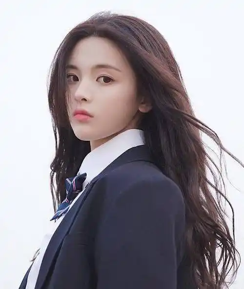 杨超越如今是个人发展,其实在《创造营101》中就能发现她是个"宝藏