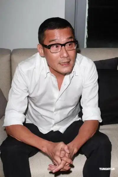 组图:梁家辉现身电台态度亲民无架子