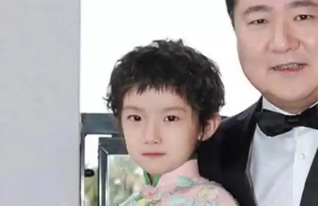 感觉就好像是杨洋的缩小版一样,而且这个小女孩还是演员金巧巧的女儿