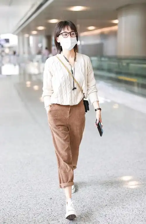 王子文美得张扬穿轻薄毛衣显街头范狗啃短发也就她能驾驭