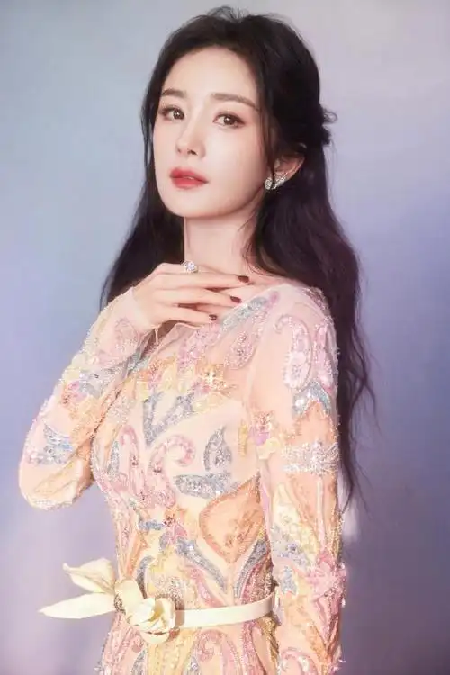 杨幂最新造型大片曝光,鎏金薄纱裙华丽亮相,温婉与优雅的气质|礼服|穿
