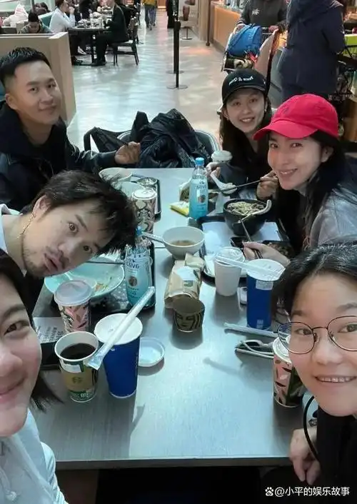 戴着一顶红色的鸭舌帽,看起来很随意,和队友一起吃饭的时候,但身高和