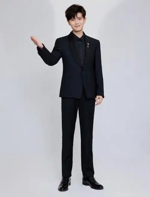 任嘉伦allen一身黑色西装出席#中国梦我的梦网络视听年度盛典#简约