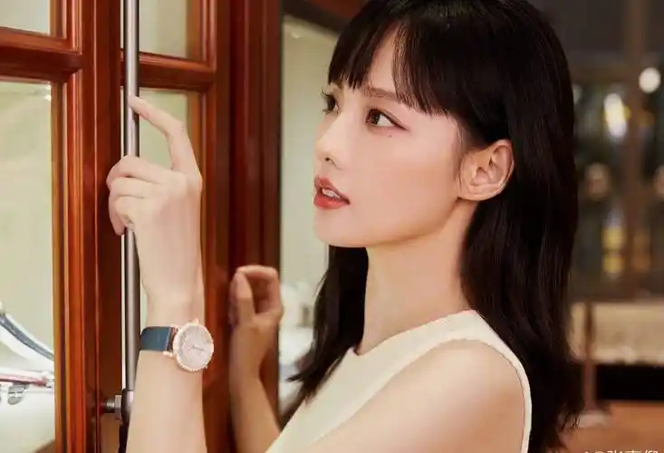 张嘉倪长发灰色连衣裙优雅写真_张嘉倪_长发_连衣裙