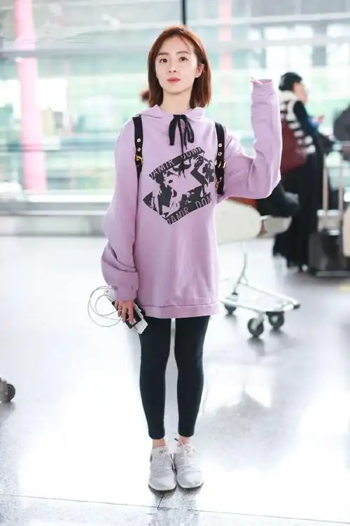 胡冰卿紫色连帽卫衣搭配牛仔裤现身 身材娇小打扮清新少女感爆棚