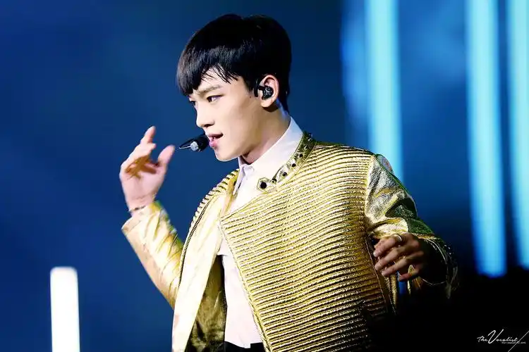 艺名chen,1992年9月21日出生于韩国京畿道始兴市,韩国男歌手,男子演唱