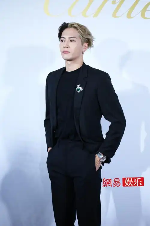 王嘉尔黑金双拼发色#@王嘉尔现身珠宝品牌活动,黑金双拼发色帅气十足