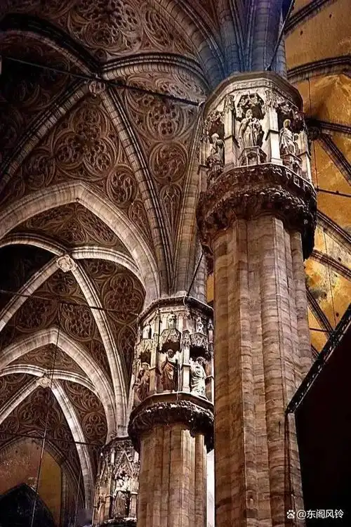 米兰大教堂—意大利哥特式建筑的圣殿 白色大理石打造的艺术品