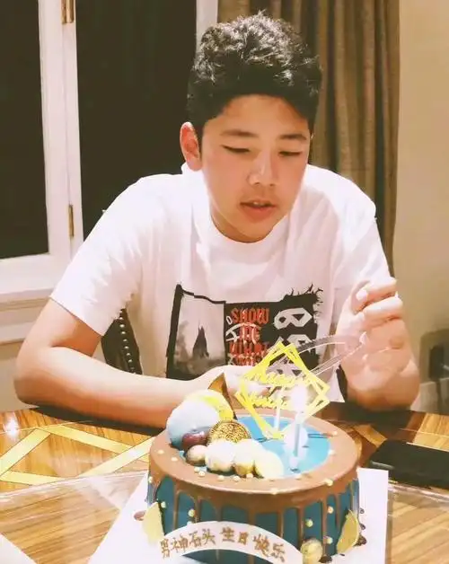 石头郭子睿今年已经十三岁了,已经变成了大男孩了