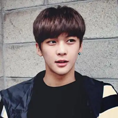 离子烫是很普遍的一款烫发,能够制造出自然的直发效果,男生利用离子烫