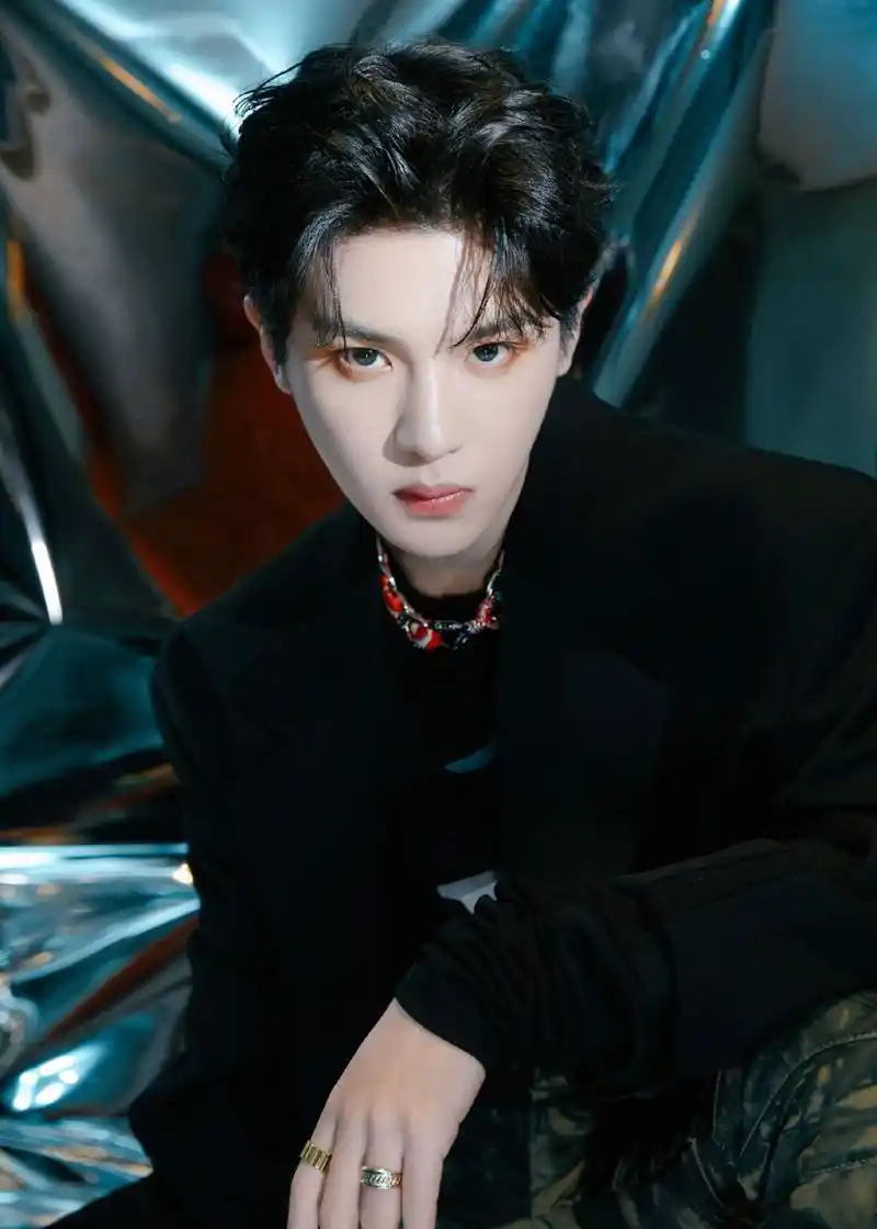 黄明昊《金曲青春》造型图来啦这套暗黑系look搭配眼妆也太绝了吧[赞]