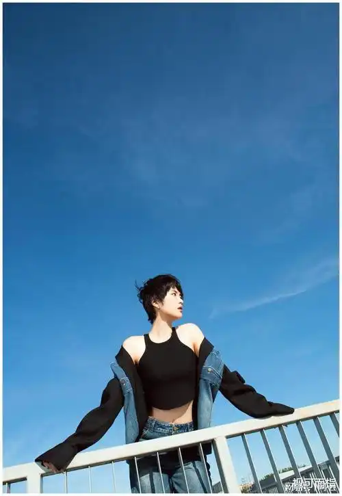 主打听劝,从"槽点满满"到星范十足,她用锁骨和腹肌为自己正名